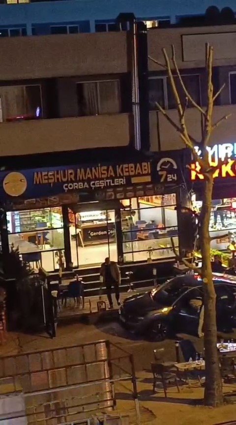 PENDİK’TE HUSUMETLİLERİNİN DÜKKANINA ATEŞ AÇAN ŞAHISLAR MÜŞTERİLERİ VURDU: 1 ÖLÜ, 2 YARALI