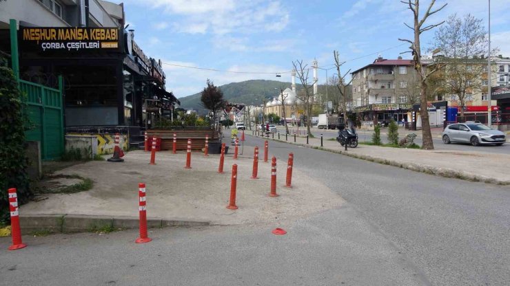 PENDİK’TE HUSUMETLİLERİNİN DÜKKANINA ATEŞ AÇAN ŞAHISLAR MÜŞTERİLERİ VURDU: 1 ÖLÜ, 2 YARALI
