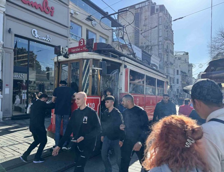 TAKSİM VE İSTİKLAL CADDESİ’NDE BAYRAM YOĞUNLUĞU