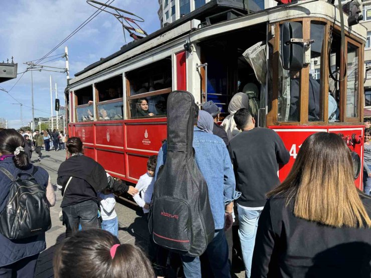 TAKSİM VE İSTİKLAL CADDESİ’NDE BAYRAM YOĞUNLUĞU