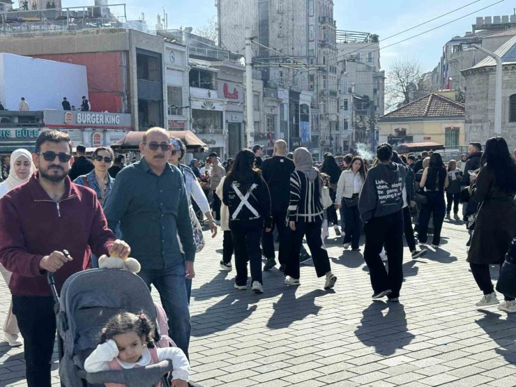 TAKSİM VE İSTİKLAL CADDESİ’NDE BAYRAM YOĞUNLUĞU