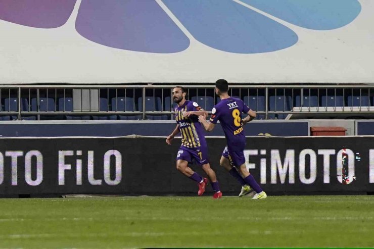 TRENDYOL SÜPER LİG: EYÜPSPOR: 1 - BAŞAKŞEHİR: 1 (İLK YARI)
