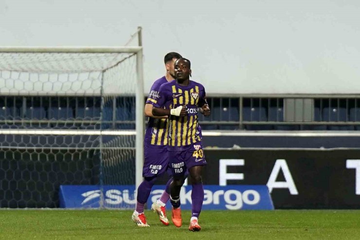 TRENDYOL SÜPER LİG: EYÜPSPOR: 1 - BAŞAKŞEHİR: 1 (İLK YARI)