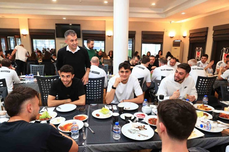 BAŞKAN SERDAL ADALI, TAKIMLA BAYRAMLAŞTI