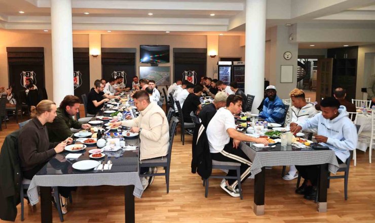 BAŞKAN SERDAL ADALI, TAKIMLA BAYRAMLAŞTI