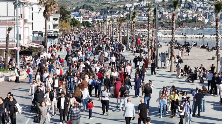 İSTANBULLULAR, RAMAZAN BAYRAMI’NDA BÜYÜKÇEKMECE SAHİLLERİNE AKIN ETTİ