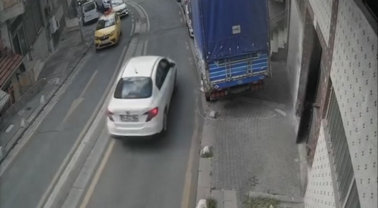 KAĞITHANE’DE OTOMOBİLİN ÇARPTIĞI KADININ AYAĞI KOPTU