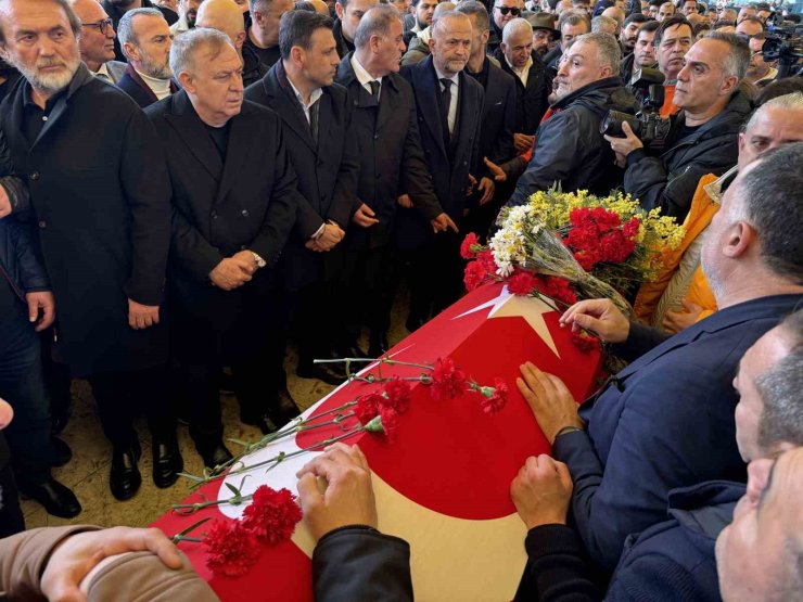 ÜNLÜ SANATÇI VOLKAN KONAK İÇİN İSTANBUL’DA CENAZE TÖRENİ DÜZENLENDİ