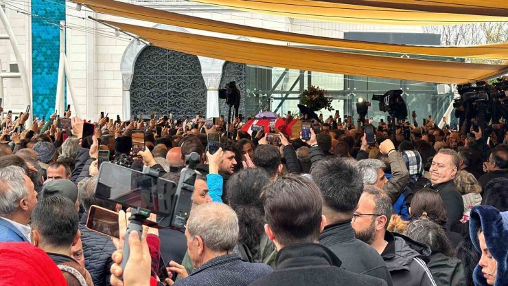 ÜNLÜ SANATÇI VOLKAN KONAK İÇİN İSTANBUL’DA CENAZE TÖRENİ DÜZENLENDİ