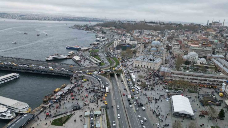 EMİNÖNÜ’NDE ALIŞVERİŞ YOĞUNLUĞU HAVADAN GÖRÜNTÜLENDİ