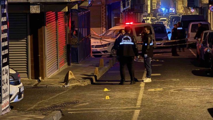 BAĞCILAR’DA KİMLİK KONTROLÜNDEKİ ŞAHISLAR BEKÇİLERE ATEŞ AÇTI: 1 BEKÇİ AĞIR YARALI
