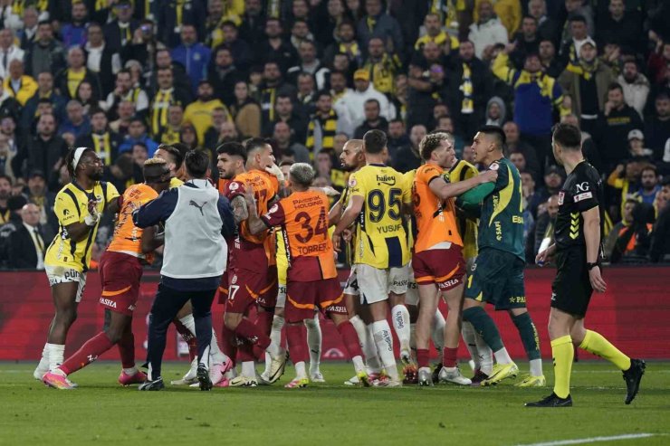 DERBİDE KAVGA ÇIKTI: 4 KIRMIZI KART ÇIKTI