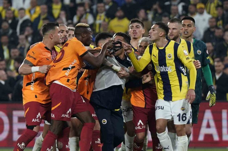 DERBİDE KAVGA ÇIKTI: 4 KIRMIZI KART ÇIKTI