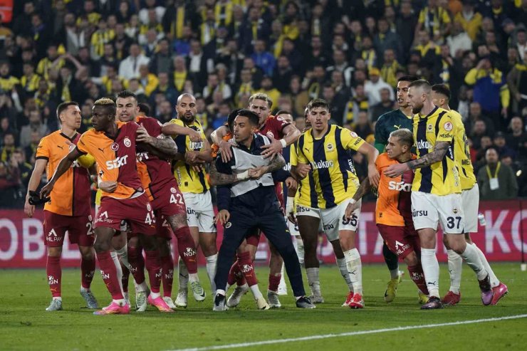 DERBİDE KAVGA ÇIKTI: 4 KIRMIZI KART ÇIKTI