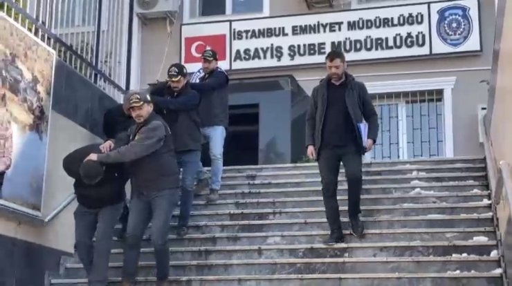 İSTANBUL’DA ’POLİS’ YALANIYLA DOLANDIRICILIK YAPAN ŞÜPHELİLER YAKALANDI