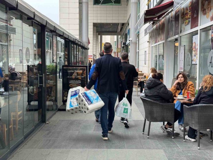 İSTANBUL’DA BOYKOT ÇAĞRISI KARŞILIK BULMADI: AVM VE RESTORANLARDA YOĞUNLUK DİKKAT ÇEKTİ