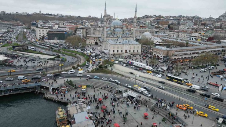 EMİNÖNÜ’NDE ALIŞVERİŞ YOĞUNLUĞU HAVADAN GÖRÜNTÜLENDİ