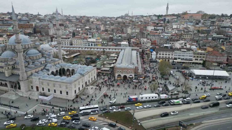 EMİNÖNÜ’NDE ALIŞVERİŞ YOĞUNLUĞU HAVADAN GÖRÜNTÜLENDİ