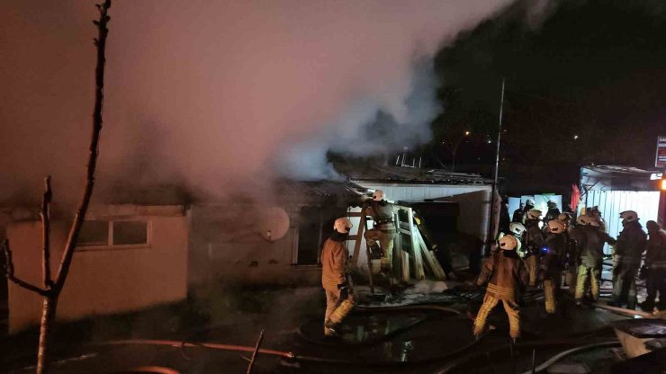 SARIYER’DE HURDA DEPOSUNDAN ÇIKAN YANGIN GECEKONDULARA SIÇRADI