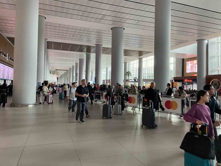 İSTANBUL HAVALİMANI’NDA DÖNÜŞ YOĞUNLUĞU BAŞLADI
