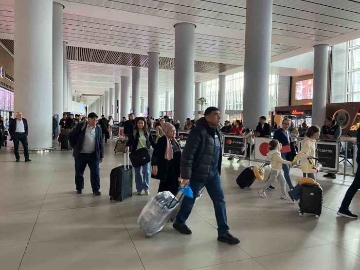 İSTANBUL HAVALİMANI’NDA DÖNÜŞ YOĞUNLUĞU BAŞLADI