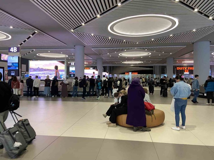 İSTANBUL HAVALİMANI’NDA DÖNÜŞ YOĞUNLUĞU BAŞLADI