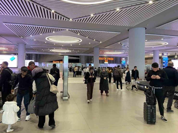 İSTANBUL HAVALİMANI’NDA DÖNÜŞ YOĞUNLUĞU BAŞLADI