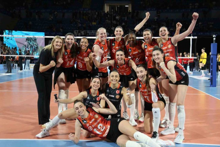 ECZACIBAŞI DYNAVİT, AXA SİGORTA KUPA VOLEY FİNAL BİLETİNİ ALDI