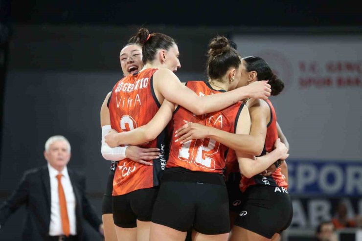 ECZACIBAŞI DYNAVİT, AXA SİGORTA KUPA VOLEY FİNAL BİLETİNİ ALDI