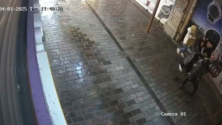 BEYOĞLU’NDA HAREKETLİ DAKİKALAR: KADINA ŞİDDET UYGULAYAN ŞAHSA BEKÇİ MÜDAHALESİ