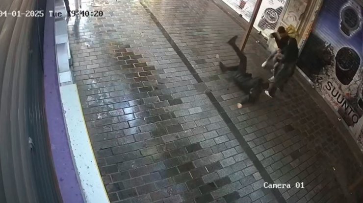 BEYOĞLU’NDA HAREKETLİ DAKİKALAR: KADINA ŞİDDET UYGULAYAN ŞAHSA BEKÇİ MÜDAHALESİ