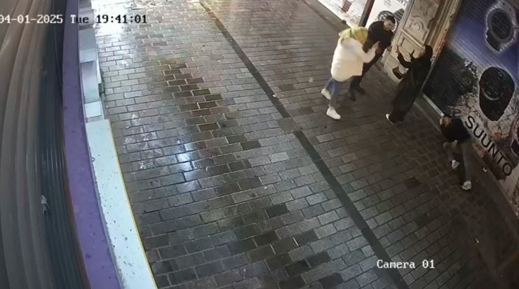 BEYOĞLU’NDA HAREKETLİ DAKİKALAR: KADINA ŞİDDET UYGULAYAN ŞAHSA BEKÇİ MÜDAHALESİ