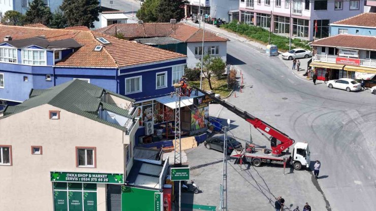 İŞ YERİNİ "KİRLETİYOR" GEREKÇESİYLE LEYLEK YUVASINI KALDIRTAN ESNAFA TUTANAK TUTULDU