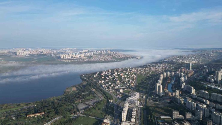 İSTANBUL’DA SİS BULUTLARI KARTPOSTALLIK GÖRÜNTÜ OLUŞTURDU