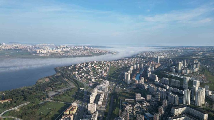 İSTANBUL’DA SİS BULUTLARI KARTPOSTALLIK GÖRÜNTÜ OLUŞTURDU