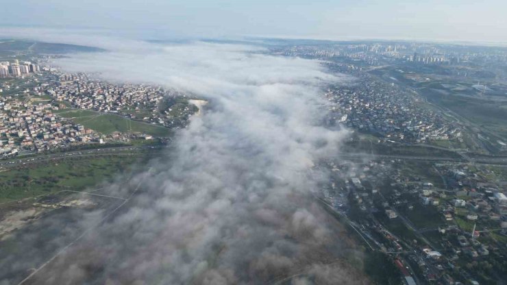 İSTANBUL’DA SİS BULUTLARI KARTPOSTALLIK GÖRÜNTÜ OLUŞTURDU