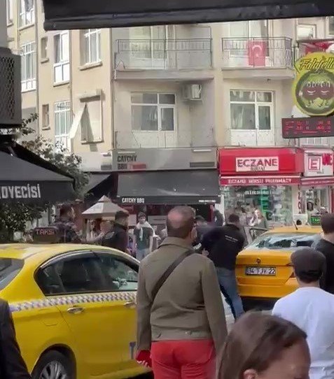 KADIKÖY’DE ESNAF İLE TAKSİCİ ARASINDA BIÇAKLI KAVGA: BIÇAK ÇEKTİ, TAKSİNİN CAMINI KIRDI