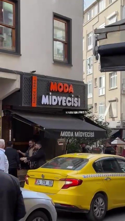 KADIKÖY’DE ESNAF İLE TAKSİCİ ARASINDA BIÇAKLI KAVGA: BIÇAK ÇEKTİ, TAKSİNİN CAMINI KIRDI