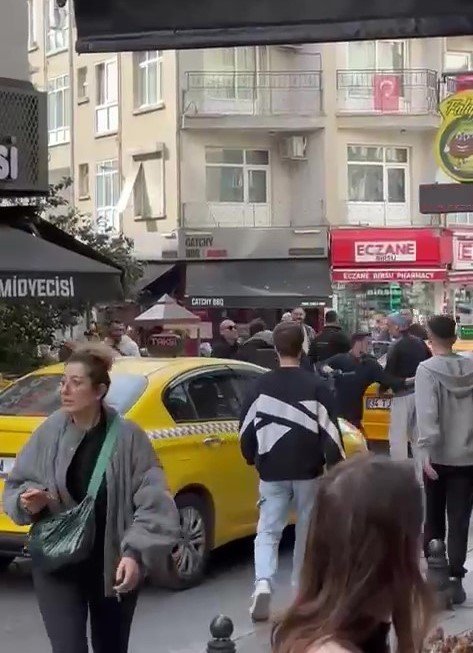 KADIKÖY’DE ESNAF İLE TAKSİCİ ARASINDA BIÇAKLI KAVGA: BIÇAK ÇEKTİ, TAKSİNİN CAMINI KIRDI