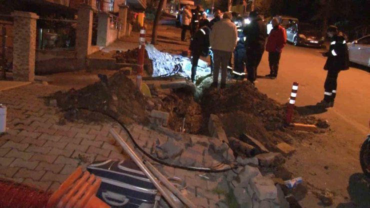 ŞİŞLİ’DE ELEKTRİK KABLOLARINDA MEYDANA GELEN PATLAMALAR VATANDAŞLARI İSYAN ETTİRDİ