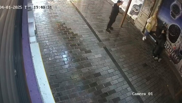 BEYOĞLU’NDA HAREKETLİ DAKİKALAR: KADINA ŞİDDET UYGULAYAN ŞAHSA BEKÇİ MÜDAHALESİ