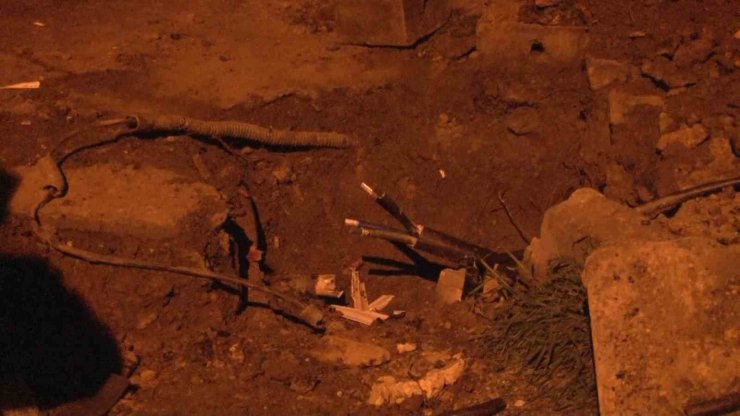 ŞİŞLİ’DE ELEKTRİK KABLOLARINDA MEYDANA GELEN PATLAMALAR VATANDAŞLARI İSYAN ETTİRDİ