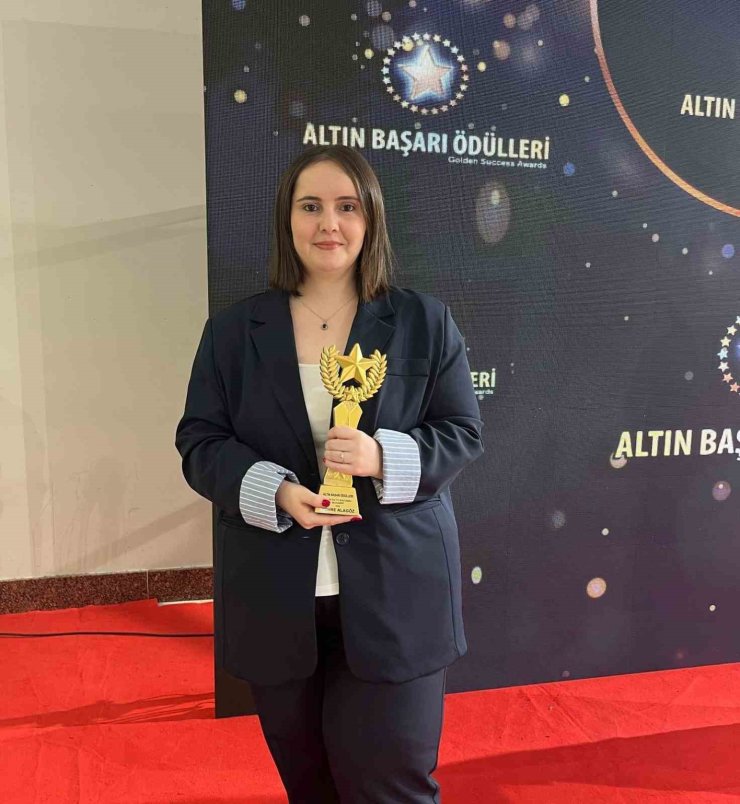 İHA MUHABİRİ ZÖHRE ALAGÖZ’E "YILIN EN İYİ SAVUNMA MUHABİRİ" ÖDÜLÜ