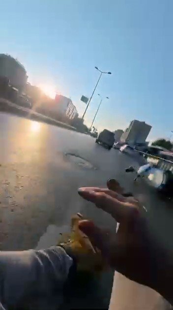 ESENYURT’TA MOTOSİKLET SÜRÜCÜSÜNÜN ÖLÜMDEN DÖNDÜĞÜ KAZA KAMERADA