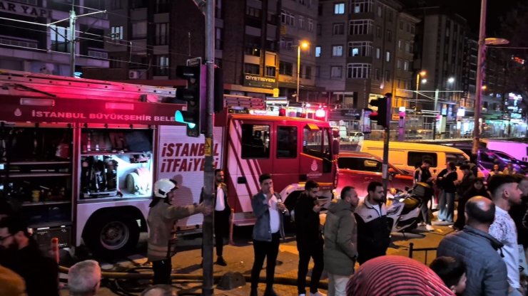 SULTANGAZİ’DE AYAKKABI MAĞAZASINDA YANGIN