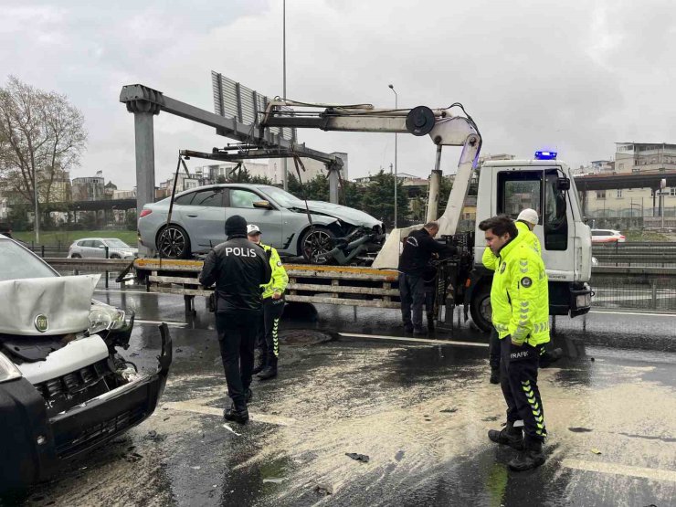 FATİH’TE ZİNCİRLEME TRAFİK KAZASI: 1 YARALI