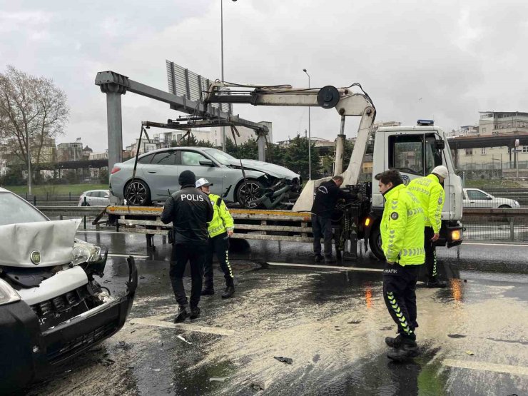 FATİH’TE ZİNCİRLEME TRAFİK KAZASI: 1 YARALI