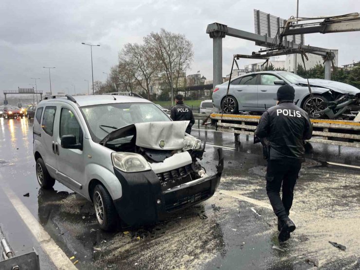 FATİH’TE ZİNCİRLEME TRAFİK KAZASI: 1 YARALI