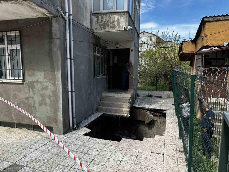 PENDİK’TE 4 KATLI BİNANIN BAHÇE ZEMİNİ ÇÖKTÜ