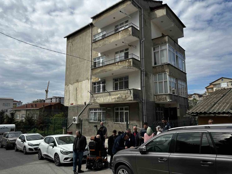 PENDİK’TE 4 KATLI BİNANIN BAHÇE ZEMİNİ ÇÖKTÜ